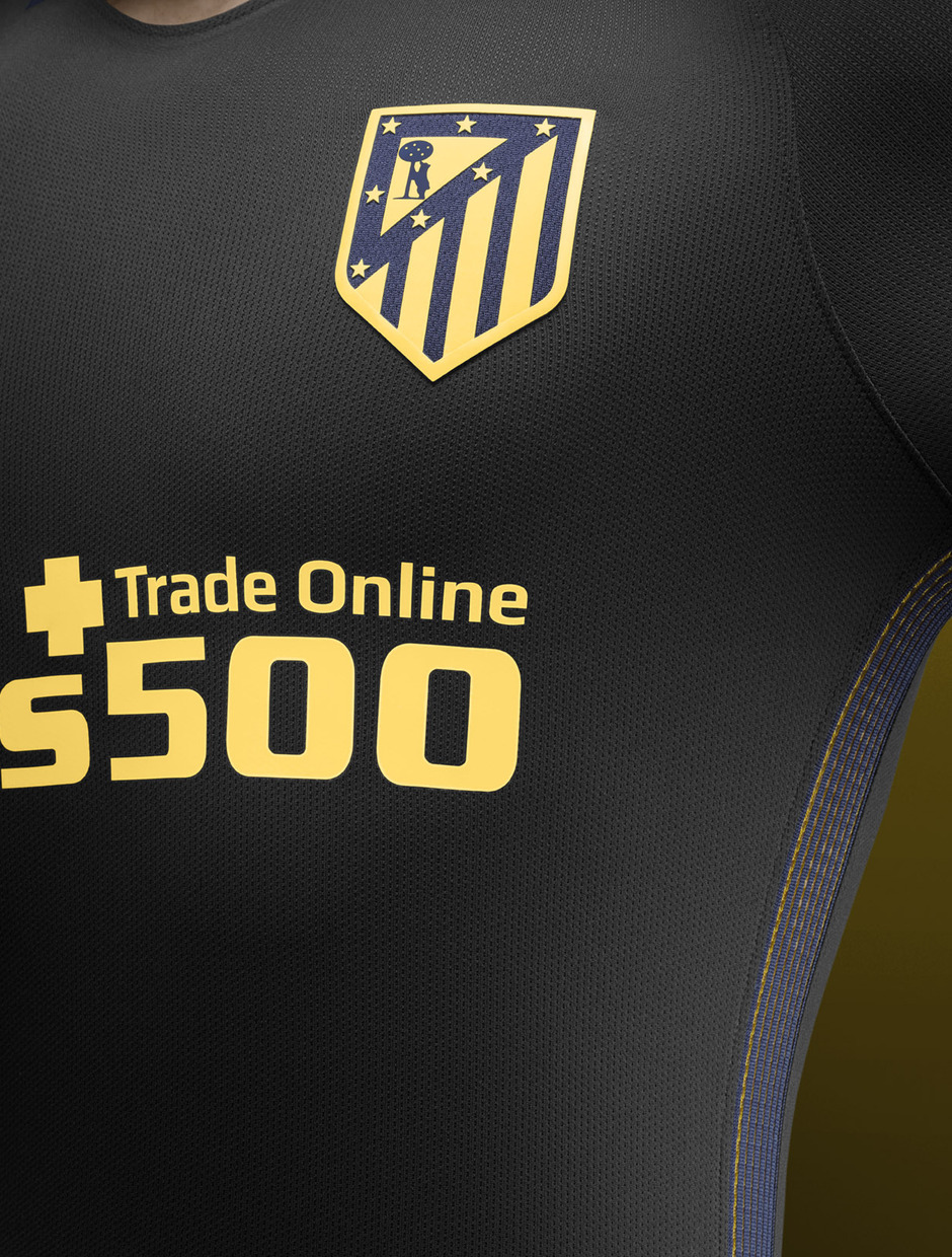 Detalle del escudo y el frontal de la camiseta de la segunda equipación para la temporada 2016/2017